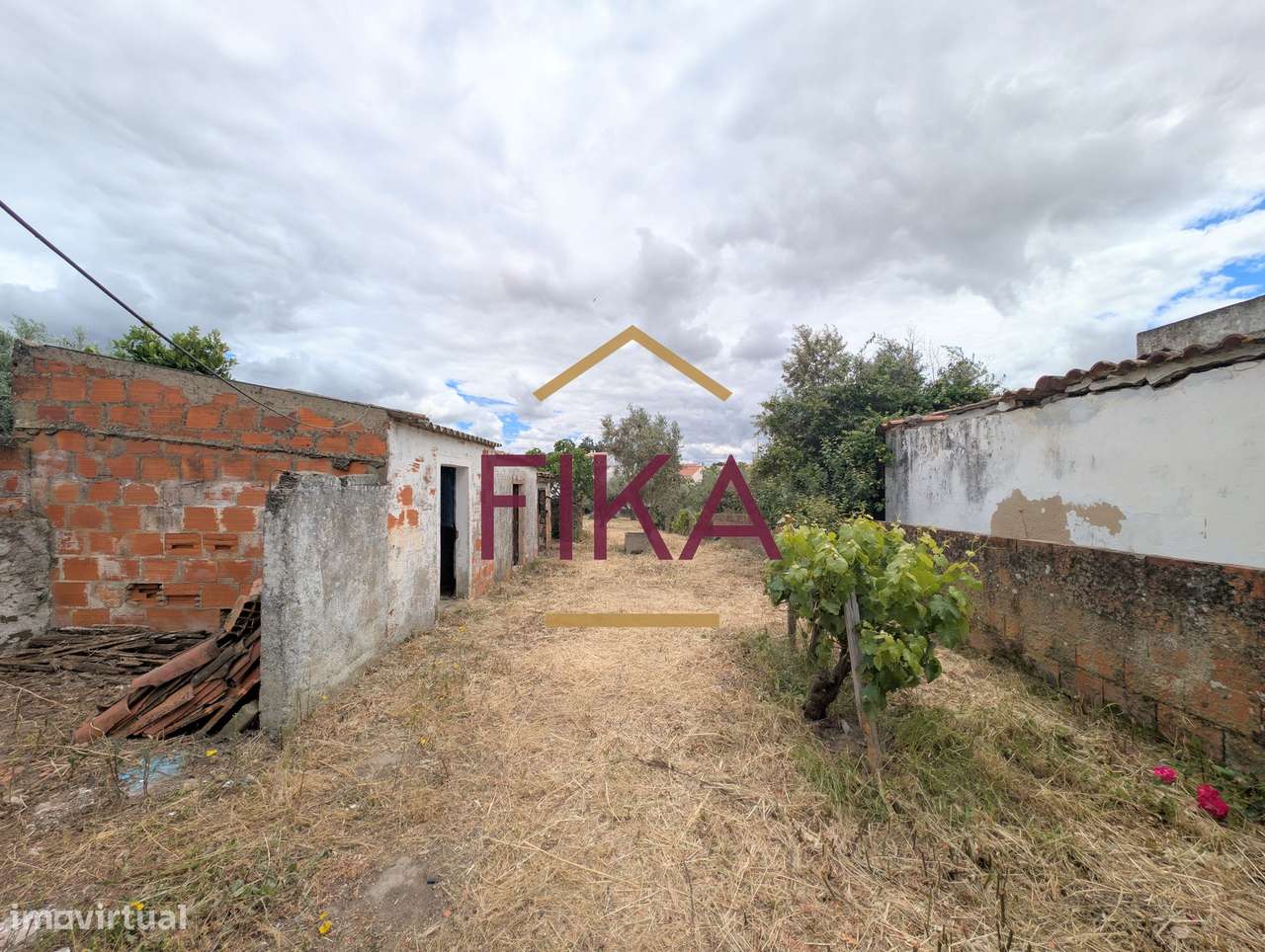 Moradia T3 para recuperação total com 679m2 de terreno-23