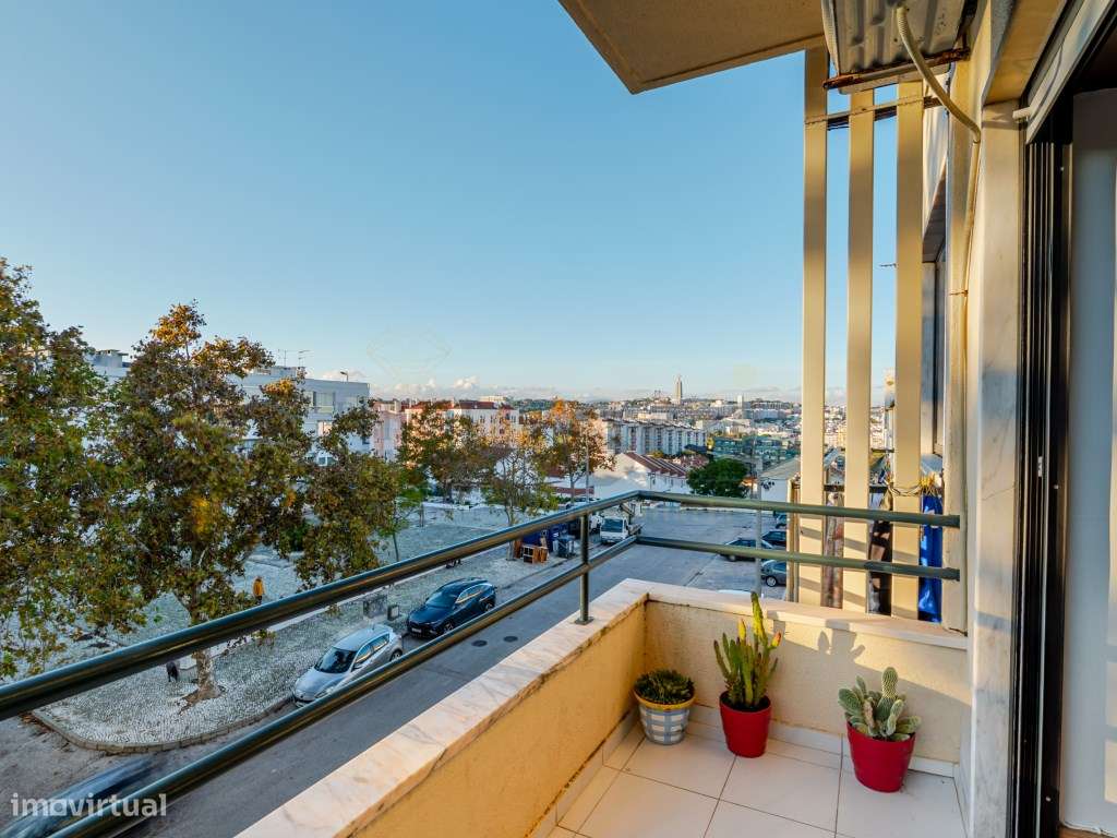 Apartamento T3 Remodelado Feijó Almada Parqueamento Varanda - Grande imagem: 5/42