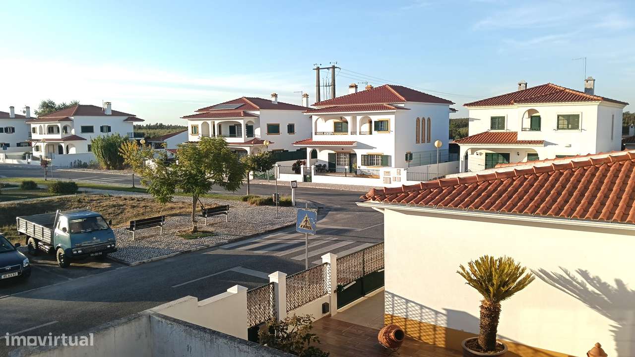 Moradia T3 em banda | 2 pisos e quintal, estimada | área  de 214m2-27