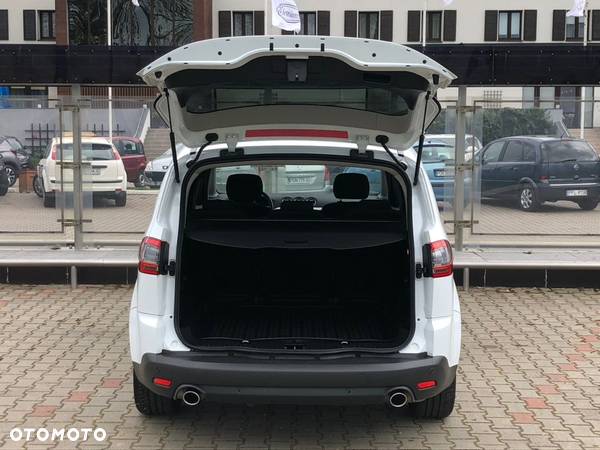 Ford S-Max - 17