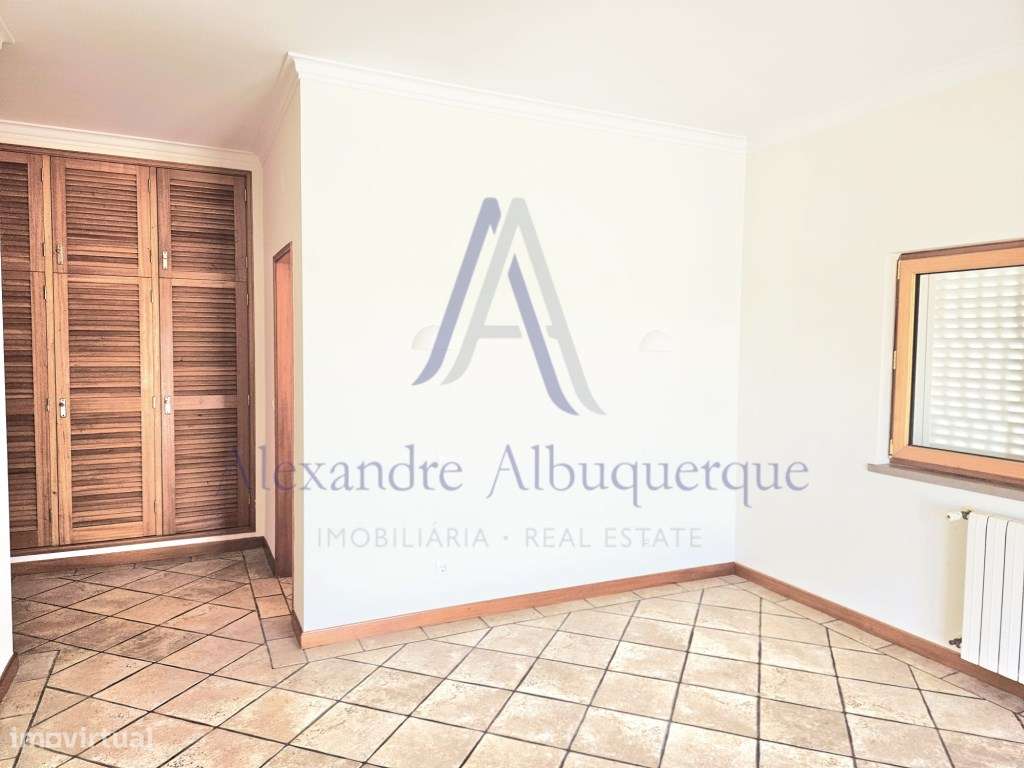 Moradia Isolada com Piscina T3+2-16