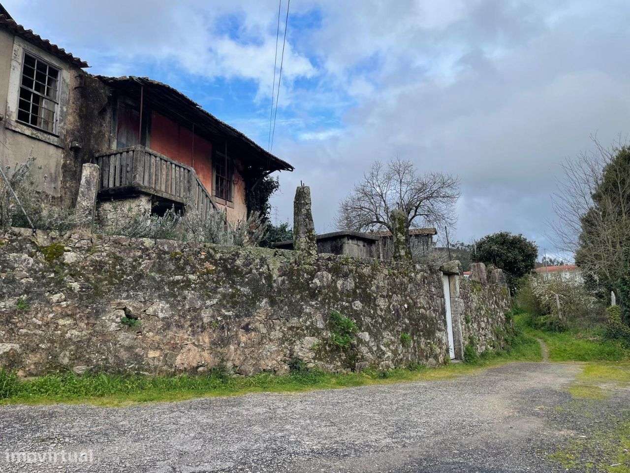 Moradia com terreno para restauro em Milheirós de Poiares - Grande imagem: 5/7