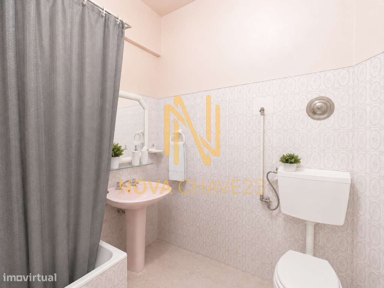 Apartamento T2 na Av. Bons Amigos | 9.º Andar | Varandas Fechadas-15