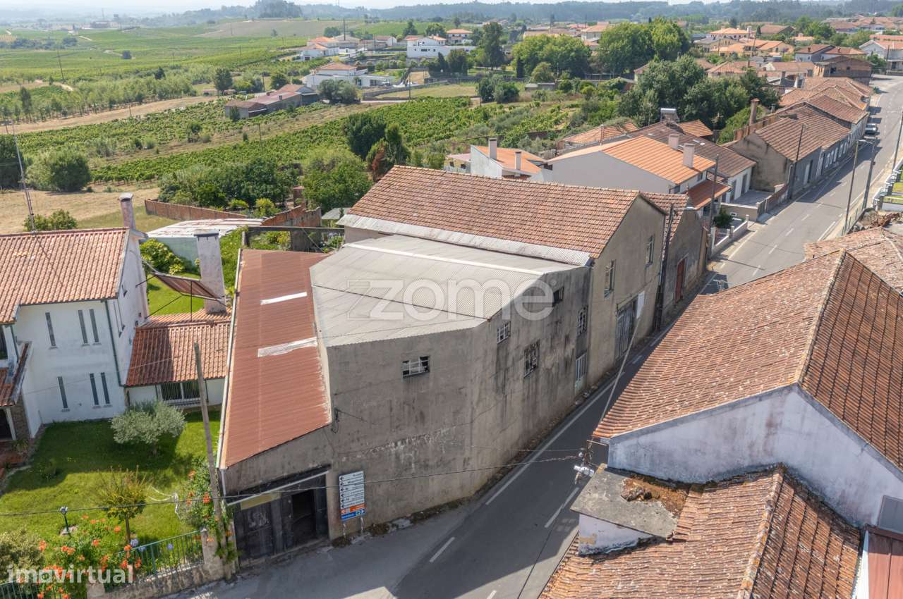 Armazém com 2 Pisos / Grande Potencial | Paredes do Bairro – Anadia - Grande imagem: 4/16