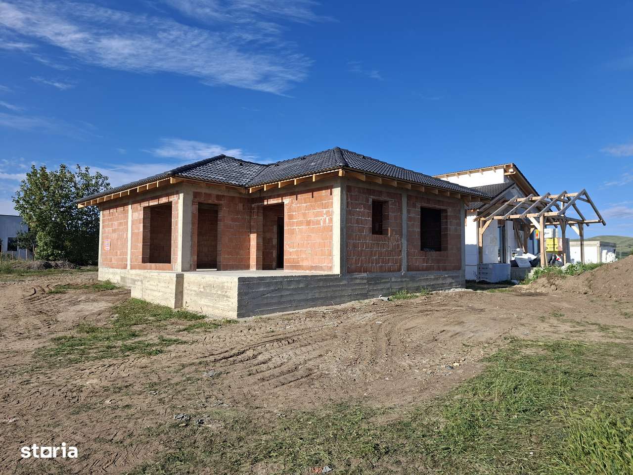 Casa la rosu pe un nivel-0