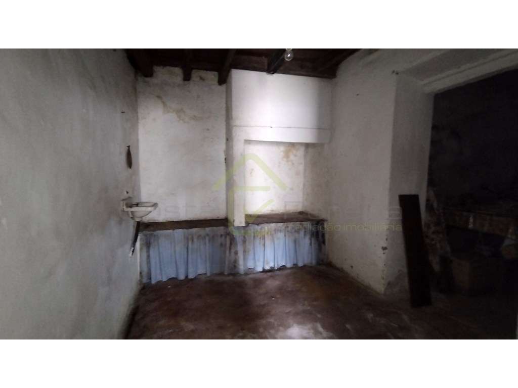 Moradia para renovação no centro de Monte Redondo-13