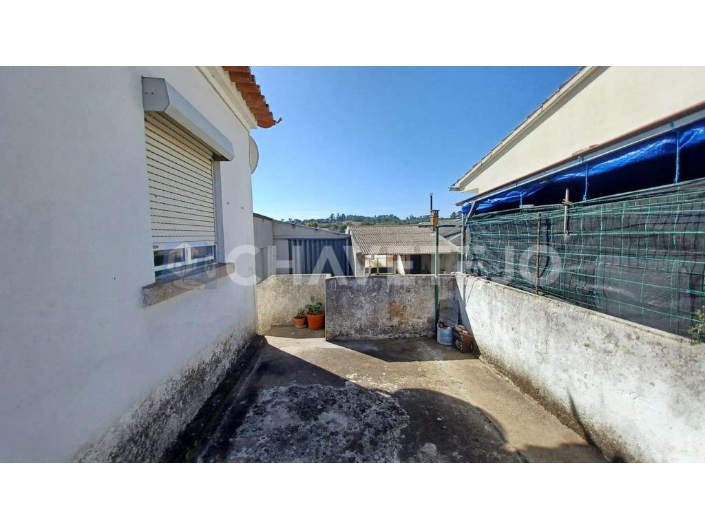 Prédio com habitação, armazém, e logradouro a 3 minutos de Tomar.-21