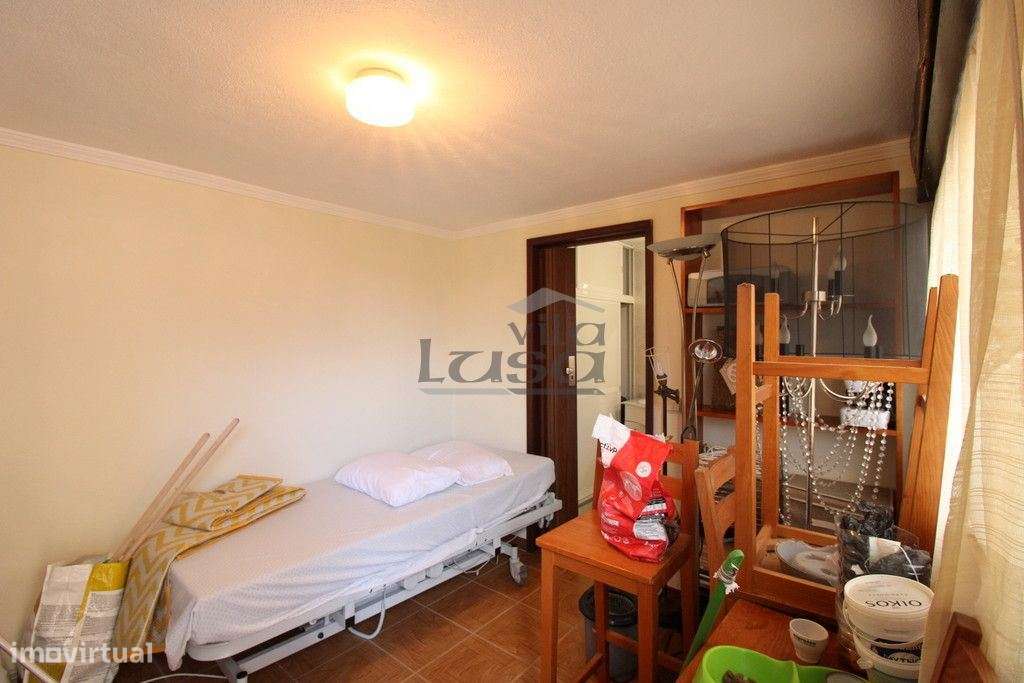 Moradia de 4 frentes inserida em amplo terreno de 693 m2 em Arcozelo - Grande imagem: 4/30