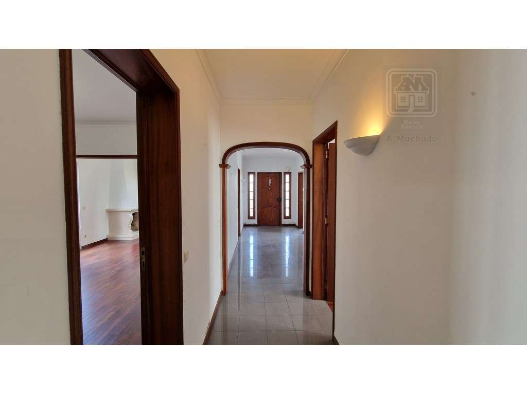 VENDA de MORADIA - VIVENDA T4+1 com Jardim e Garagem - Relva, Ponta...-25