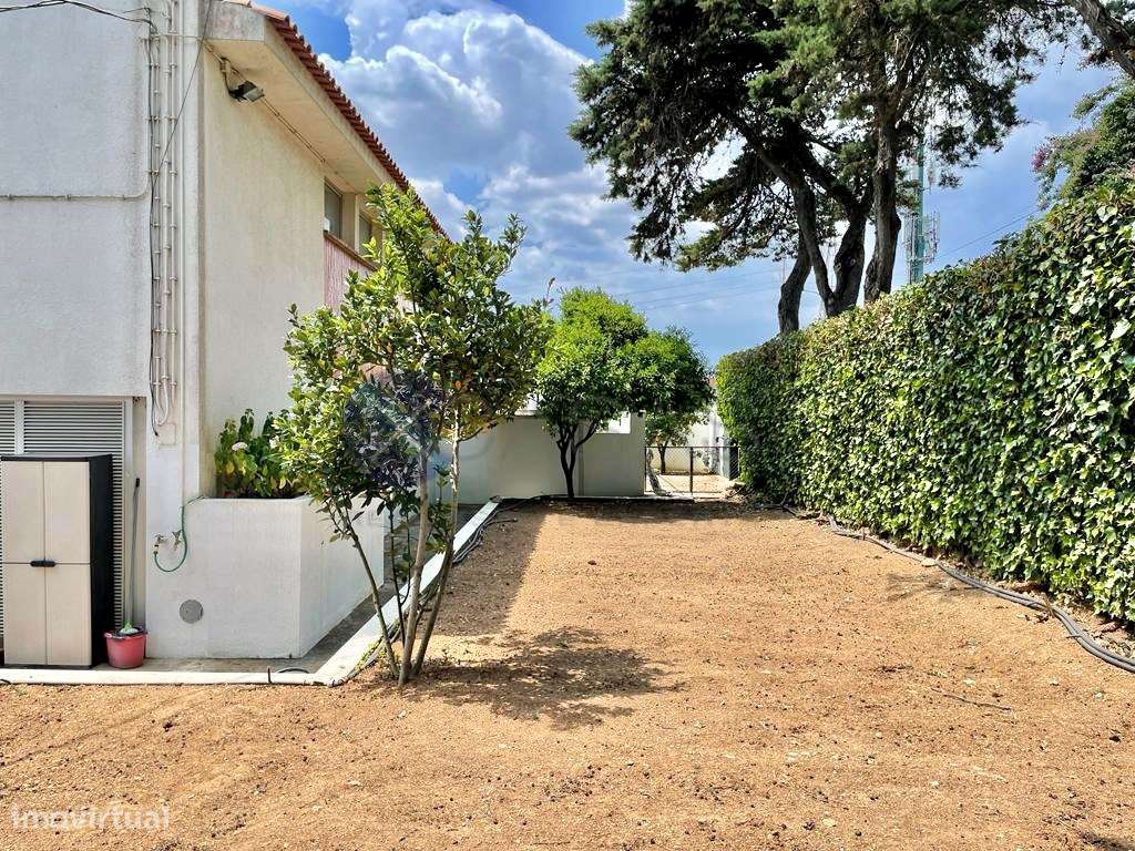 Moradia para remodelação, situada em Albarraque.-13