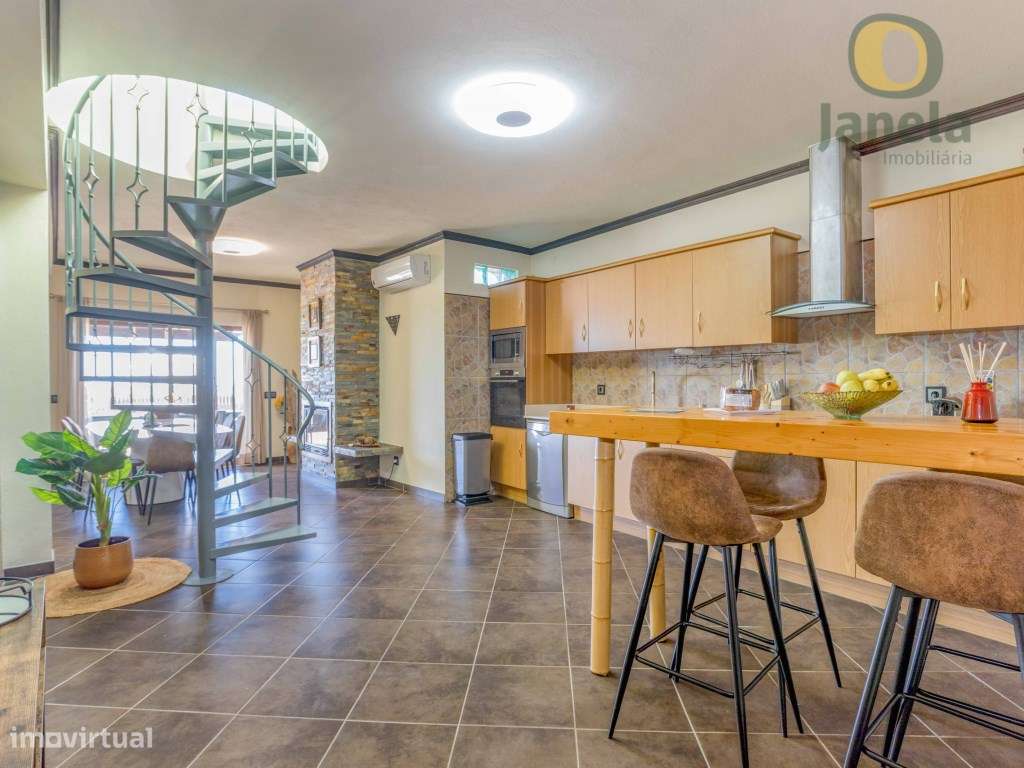 Charmosa propriedade com piscina e jardim, num terreno com 1000 m² - Grande imagem: 5/55