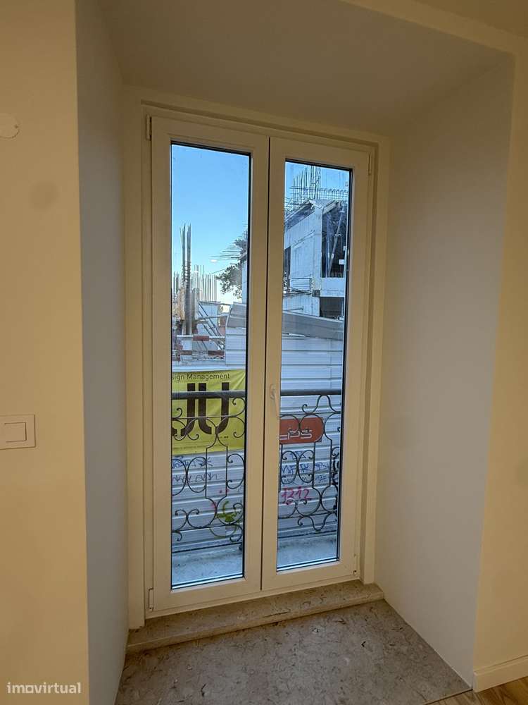 T2 Renovado na Graça | Cozinha equipada | Pátio traseiro | Boa luz - Grande imagem: 4/15