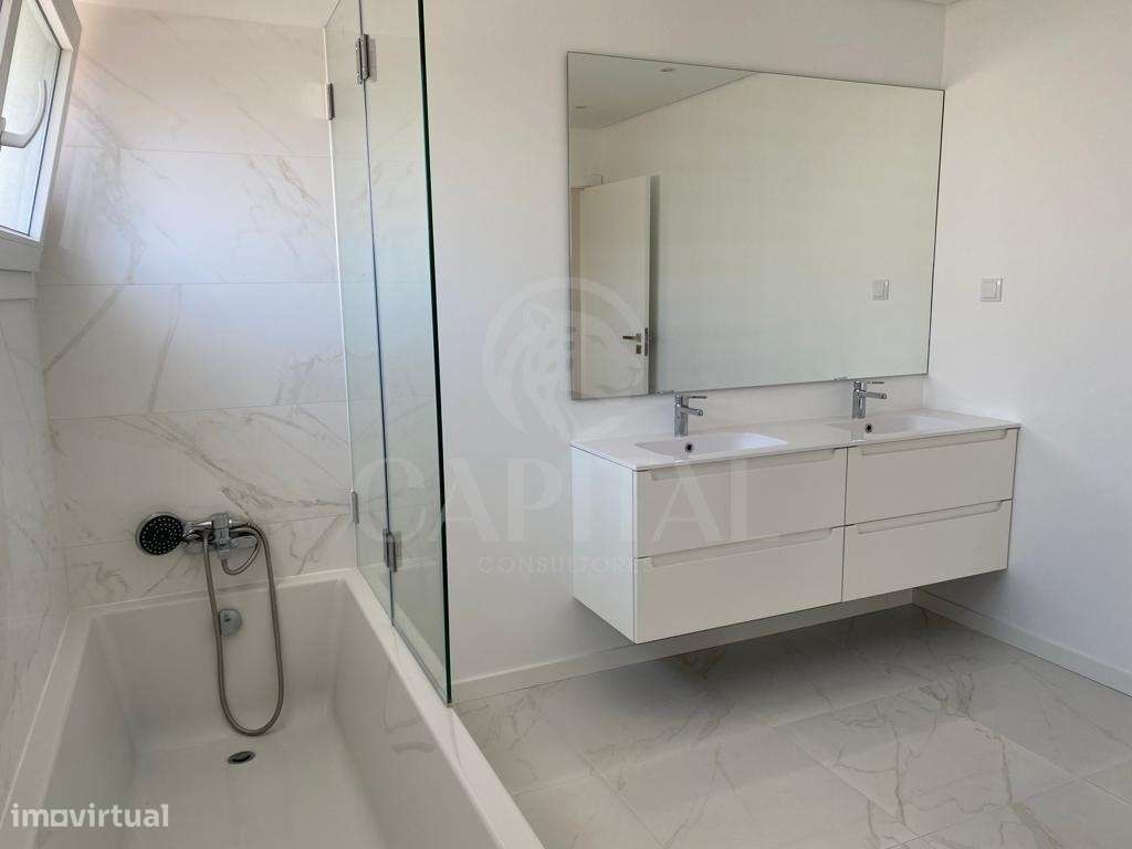 MORADIA T4 CONTEMPORÂNEA NO ZAMBUJAL, ALCABIDECHE-10