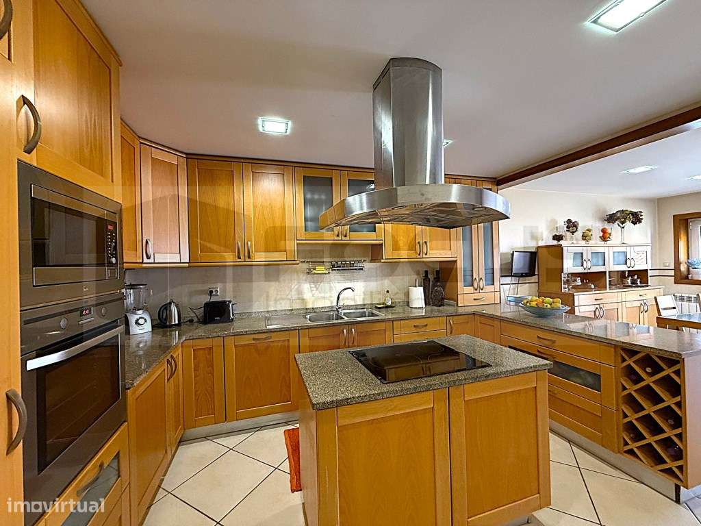 Espaçosa moradia T4 para venda em Esgueira-11