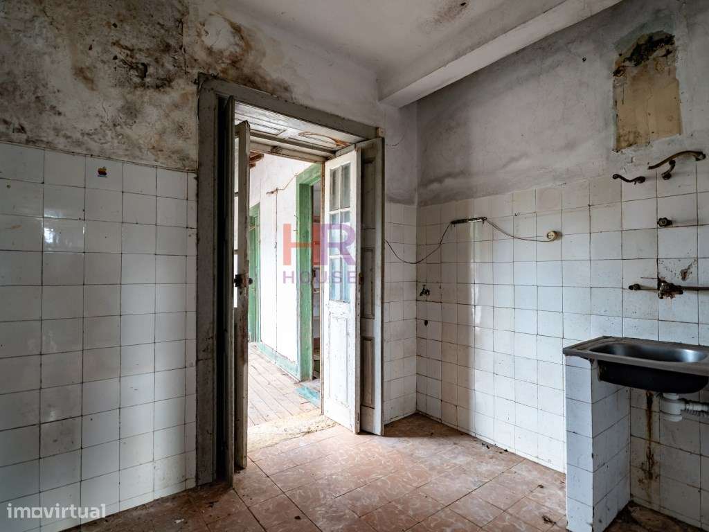 Coimbra, Vende-se Moradia com terreno e jardim.-11