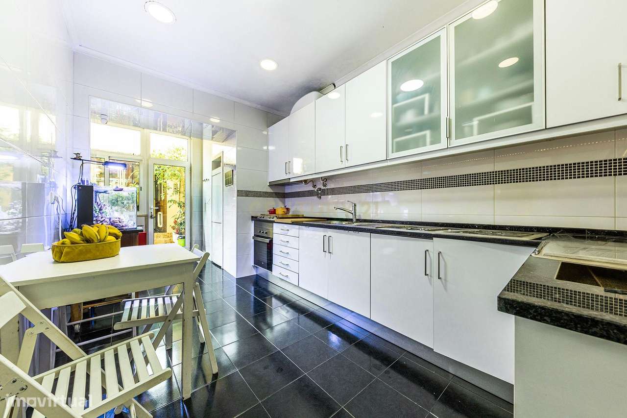 Apartamento T2 na Estrada das Laranjeiras com logradouro-14