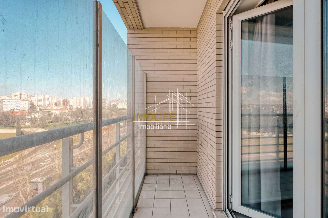 Apartamento T2 com Vista Desafogada em Benfica-26