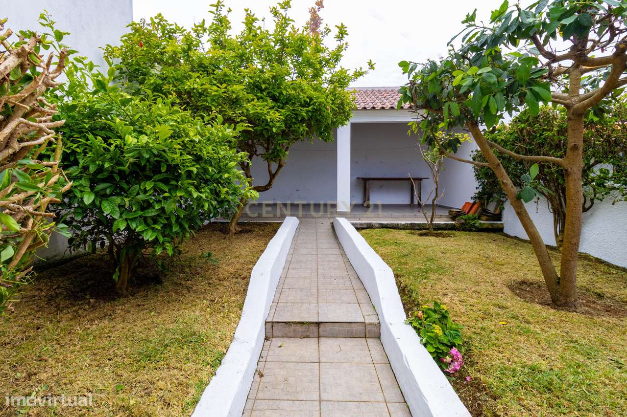 Moradia T2+1 com sótão, garagem, jardim e logradouro – Ponta Delgada-19