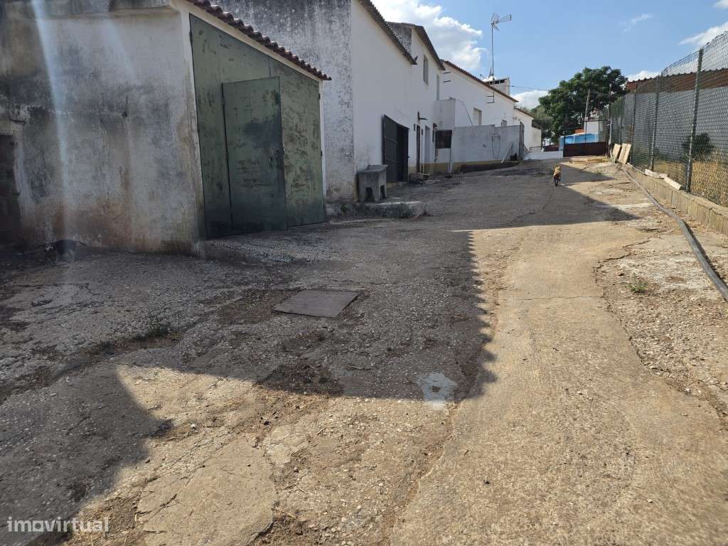 Moradia T3 em Vila Viçosa, com garagem, inserida em lote de 3500 m2-27