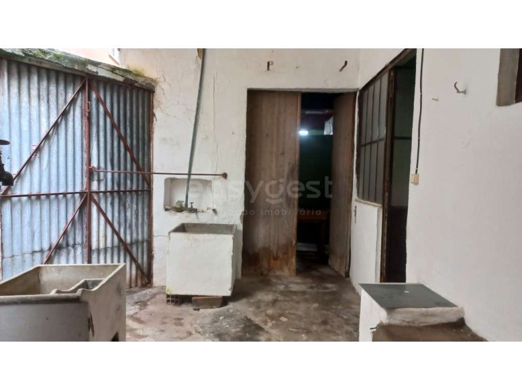 Moradia T2 para remodelar no Centro de Amiais de Baixo.-6