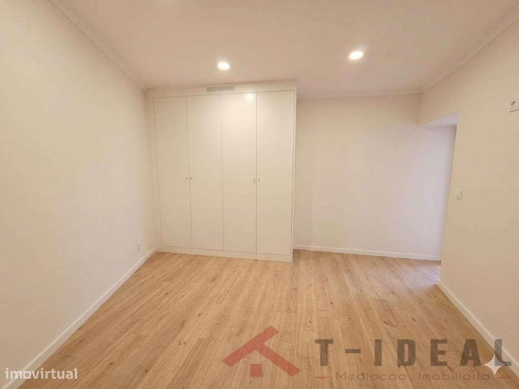 Moradia Renovada com Espaço Exterior-16