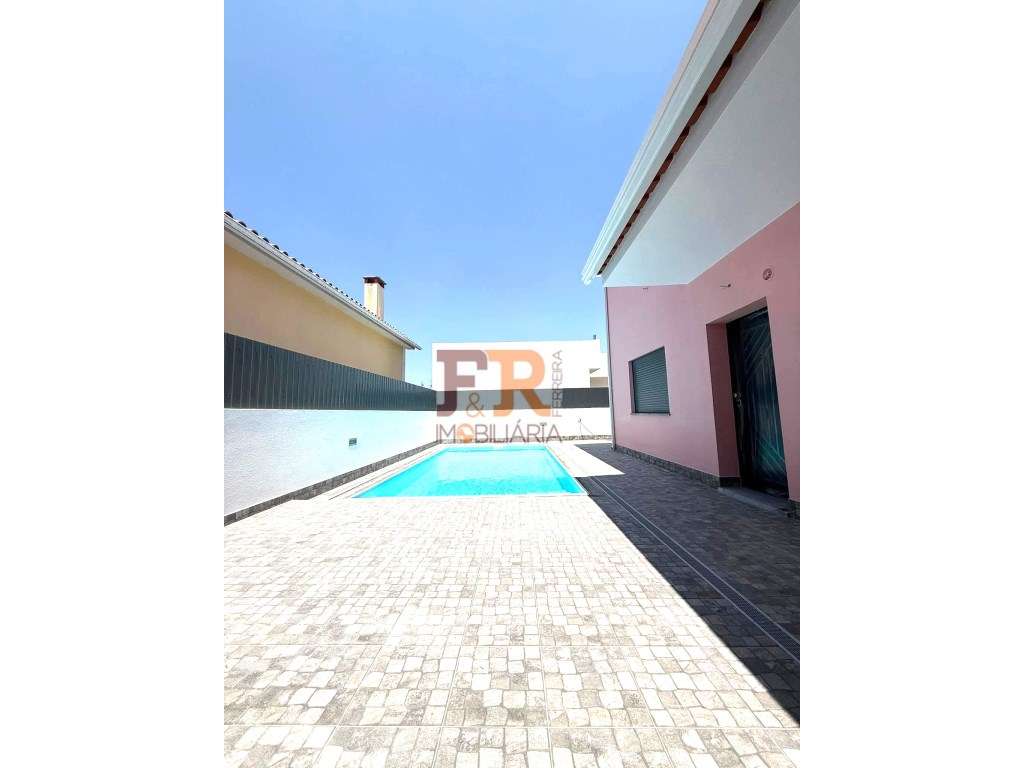 Moradia isolada Duplex T5 com Garagem e Piscina Fernão Ferro - Grande imagem: 4/41