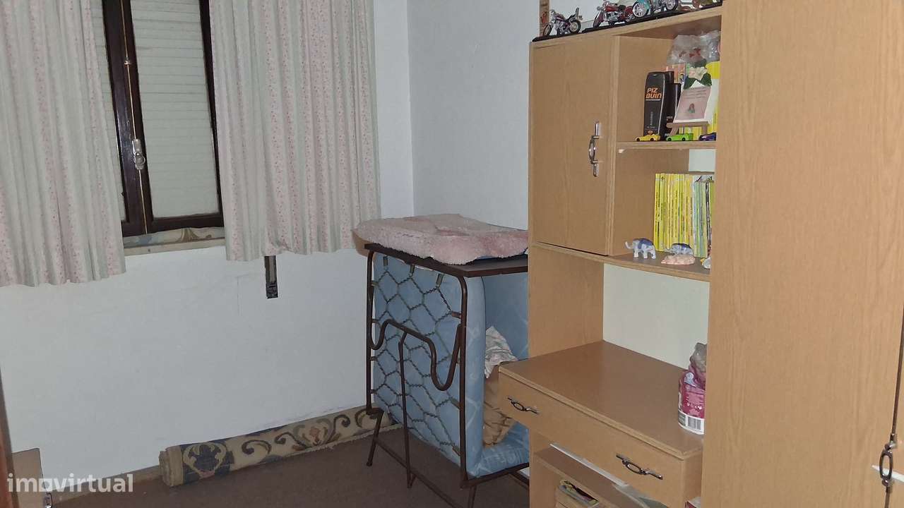 Moradia com Quintal, Garagem e Anexos no Coração de Coruche – Santarém-12