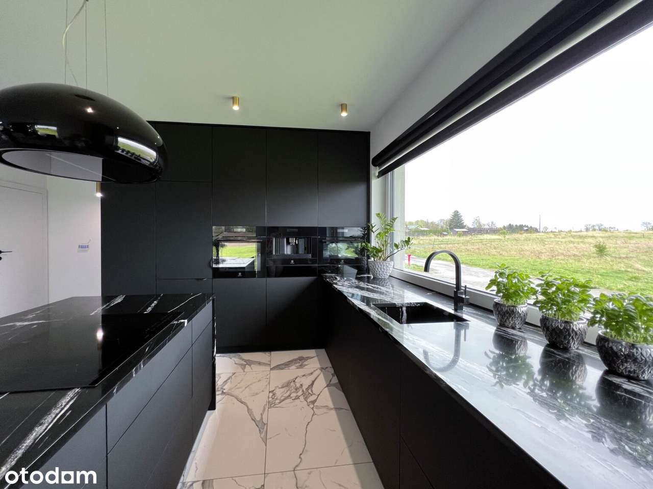 Elegancki dom parterowy z garażem w bryle budynku oraz dużą działką !-3