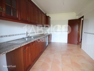 Apartamento T2, segundo andar sem ele...