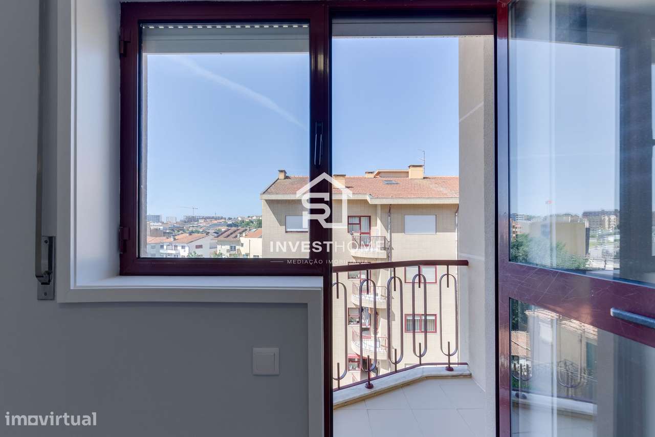 Apartamento T2+1 | Renovado | Boas Áreas | Varanda | 2 Lugares Garagem-35