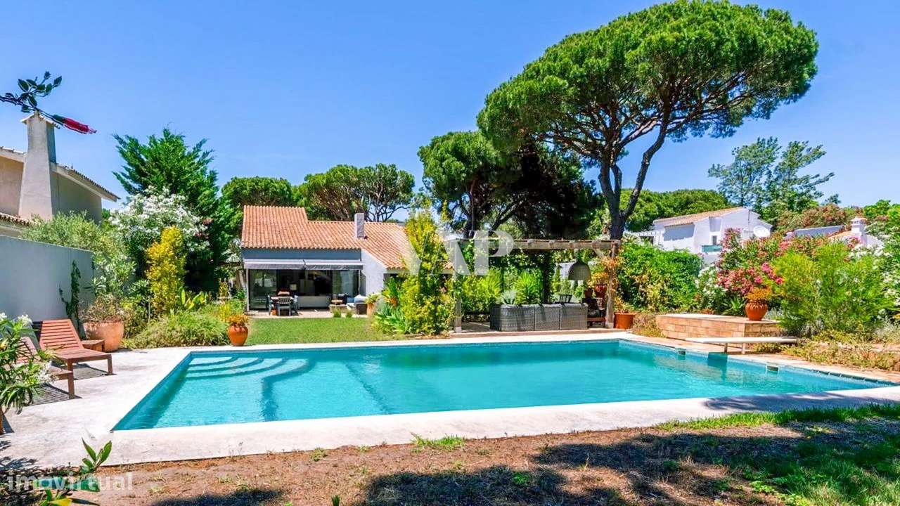 Moradia Térrea Renovada 3+1 Quartos com Piscina e Vista Golfe em Vilam-0