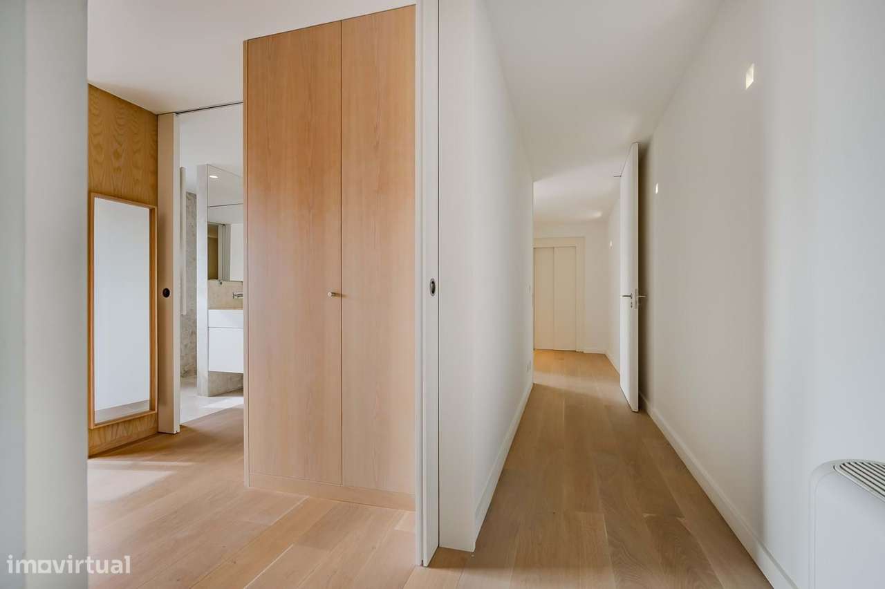 Moradia T4 com Piscina e Terraços Panorâmicos, Parede-25