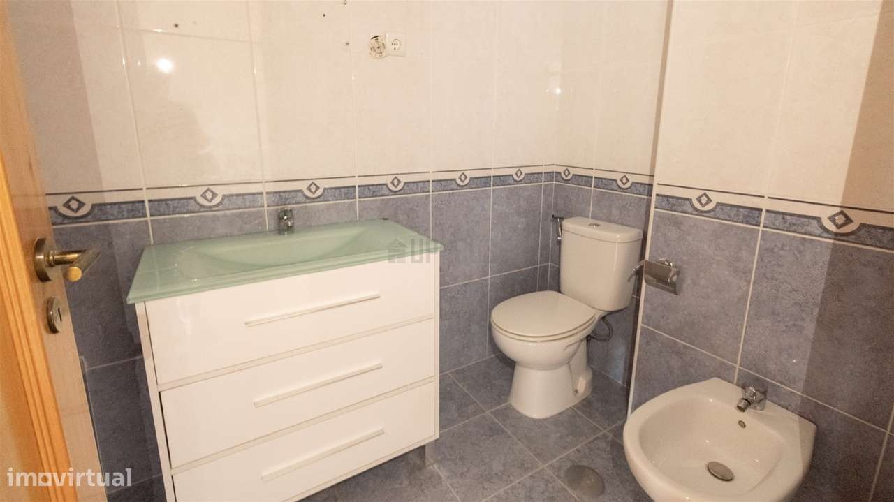 Apartamento T2 com Garagem Fechada - A Dois Minutos do Centro de Viseu-6