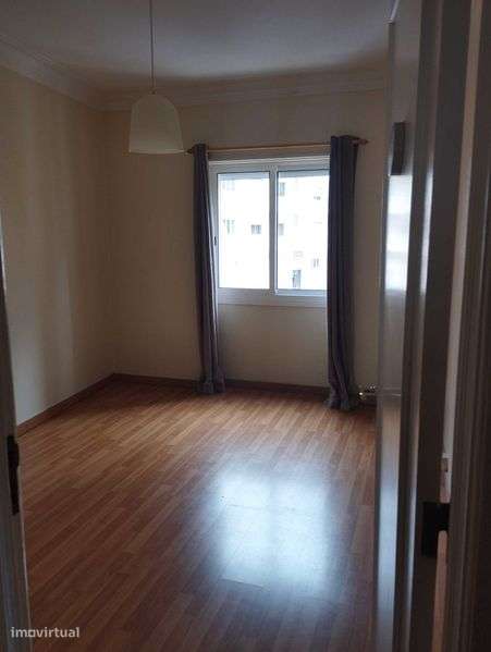 Imóvel T2 remodelado 1 andar com elevador - Grande imagem: 4/10