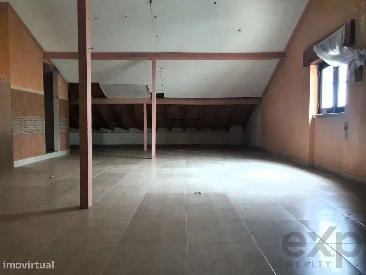 Sotão amplo com entrada independente - Grande imagem: 2/7