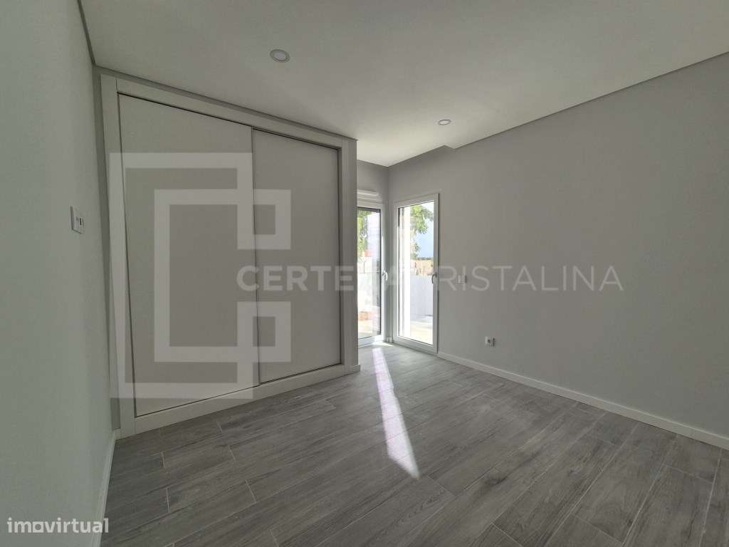 MORADIA CONTEMPORÂNEA COM PISCINA PRIVADA E GARAGEM-13
