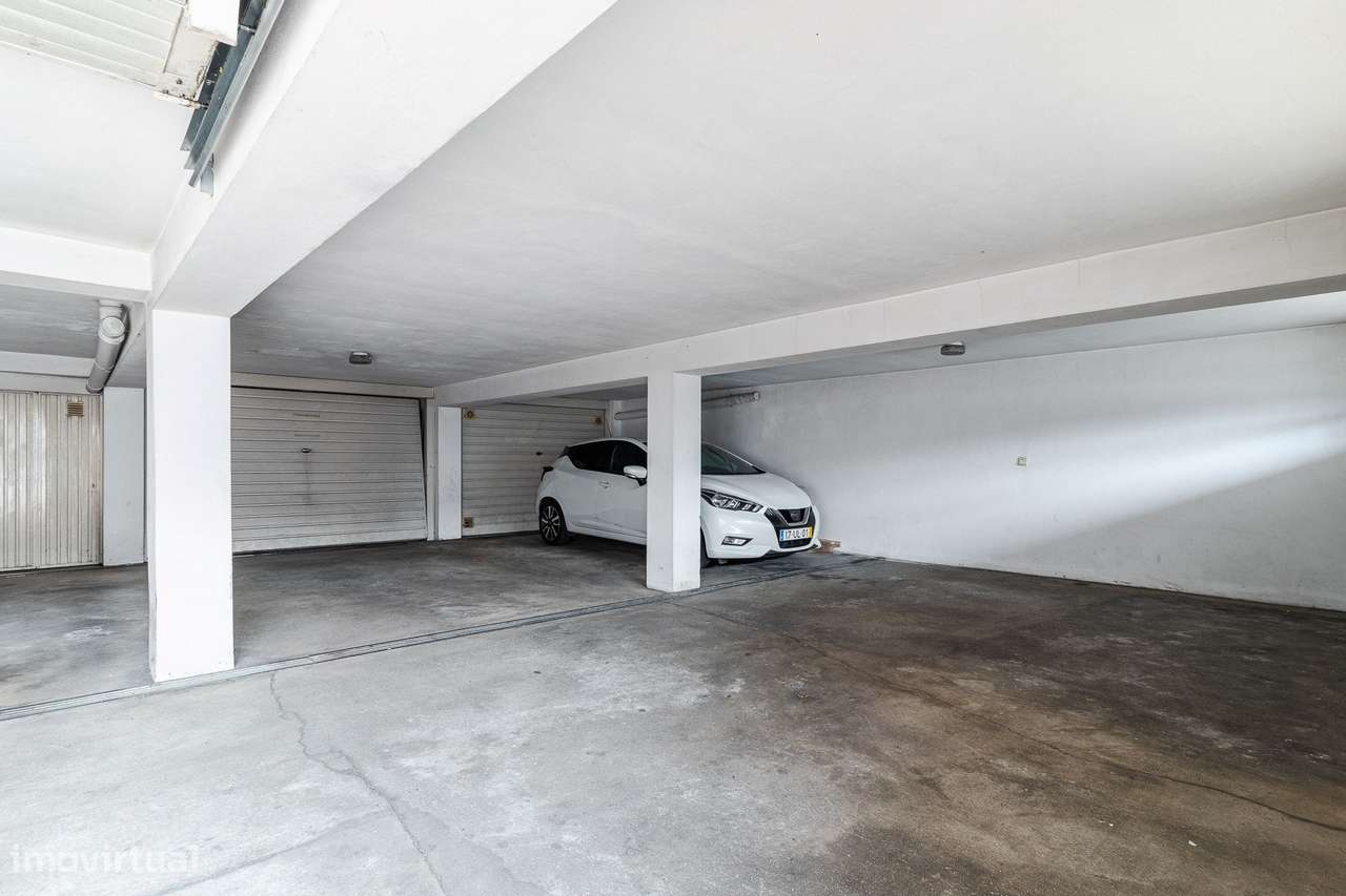 T3 de Excelência com T0 Independente, Garagem Fechada e 3 Lugares de E-37