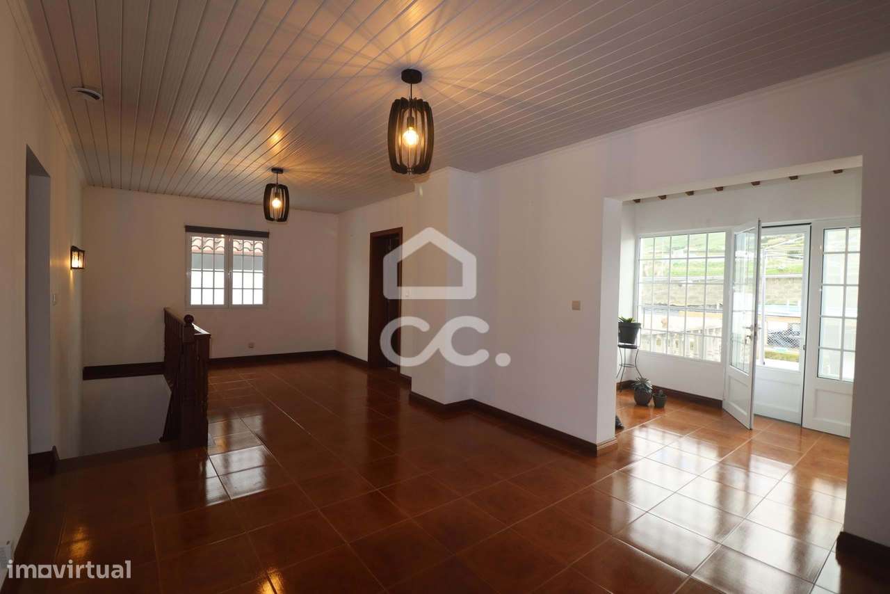 Moradia com 4 Quartos - Achadinha - Nordeste-12