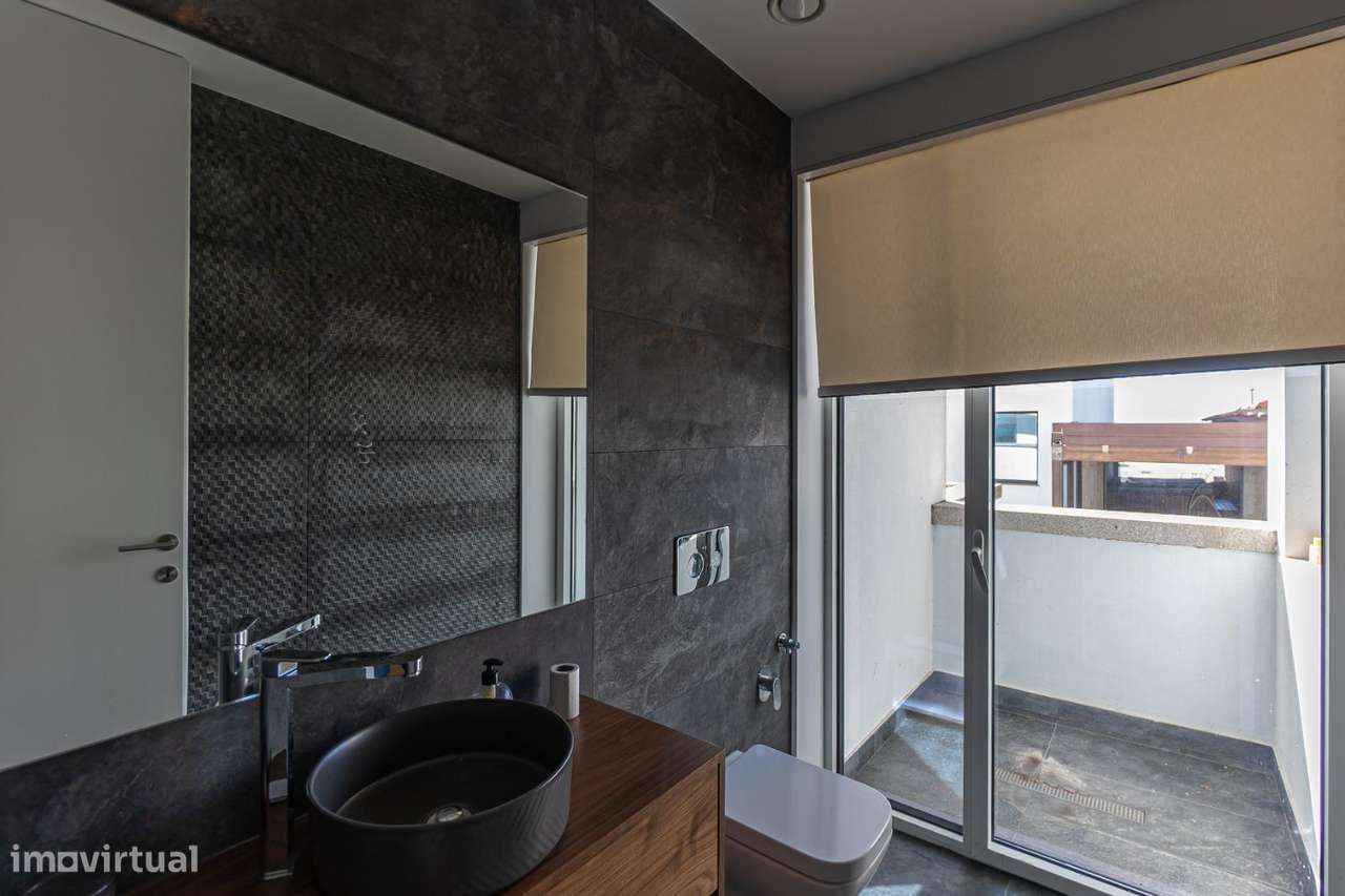 Moradia T3, em Leça da Palmeira na 1ª Linha de Mar-16