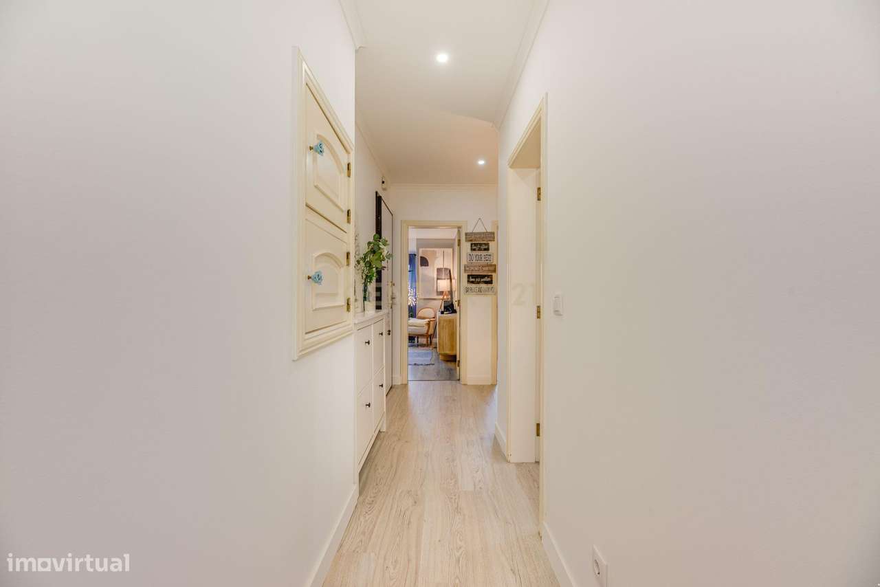 Apartamento T2 Renovado no Coração da Portela de Sintra-10