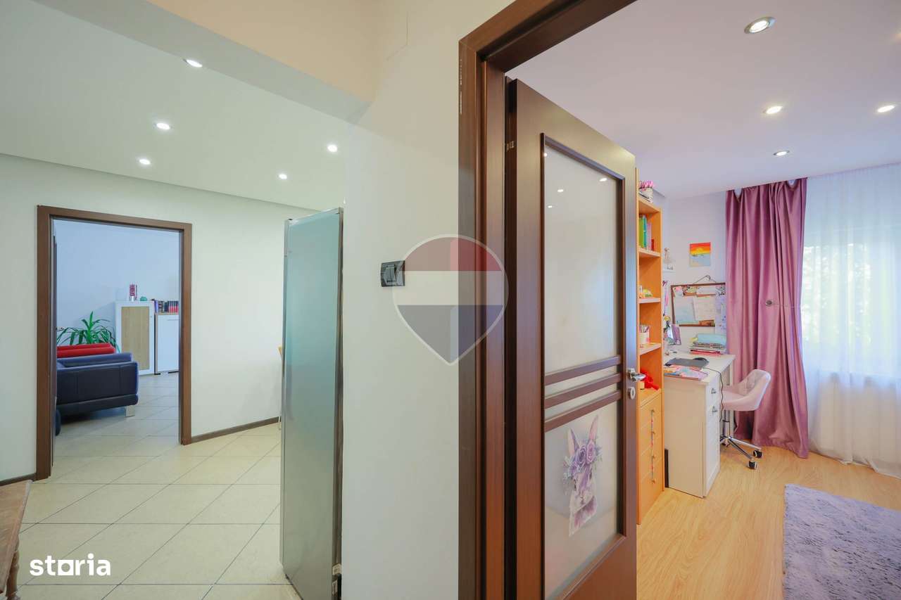 De vânzare apartament cu 4 camere și un loc de parcare, în Rogerius-19
