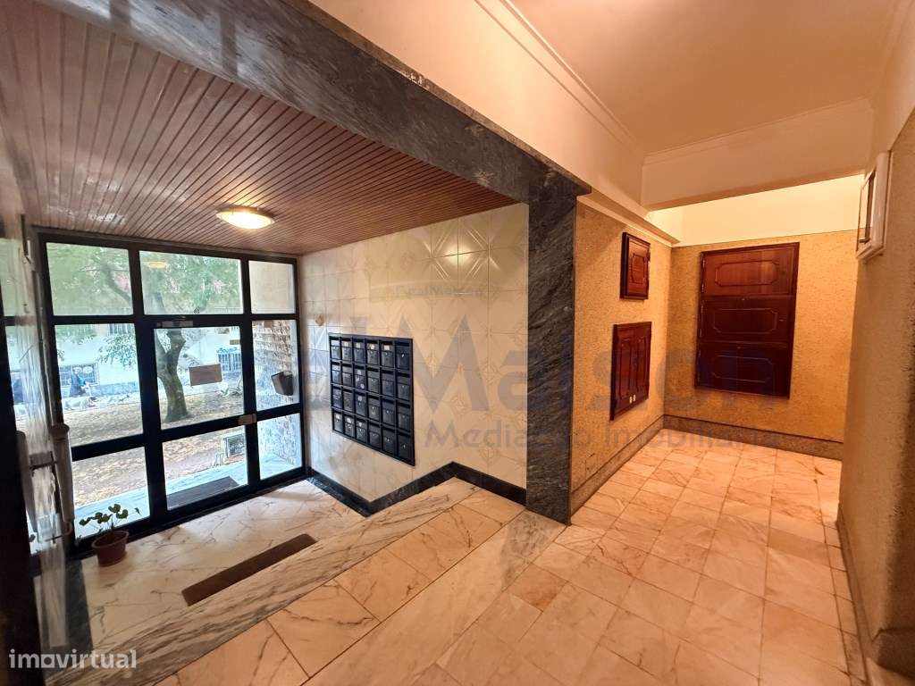Vende-se Fantástico T3 no centro de Mem Martins-22