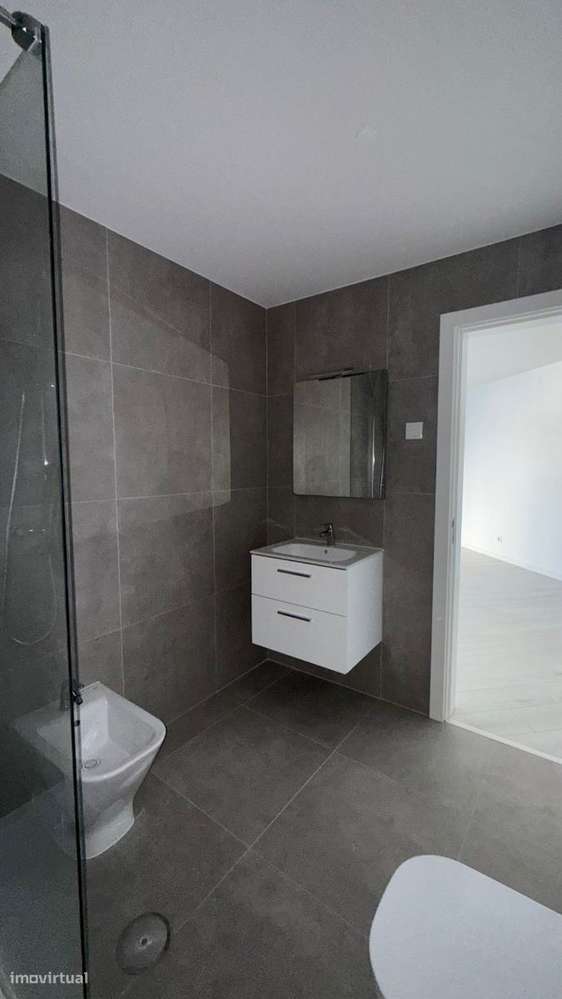 Apartamento T0 com parqueamento e vistas de mar-16