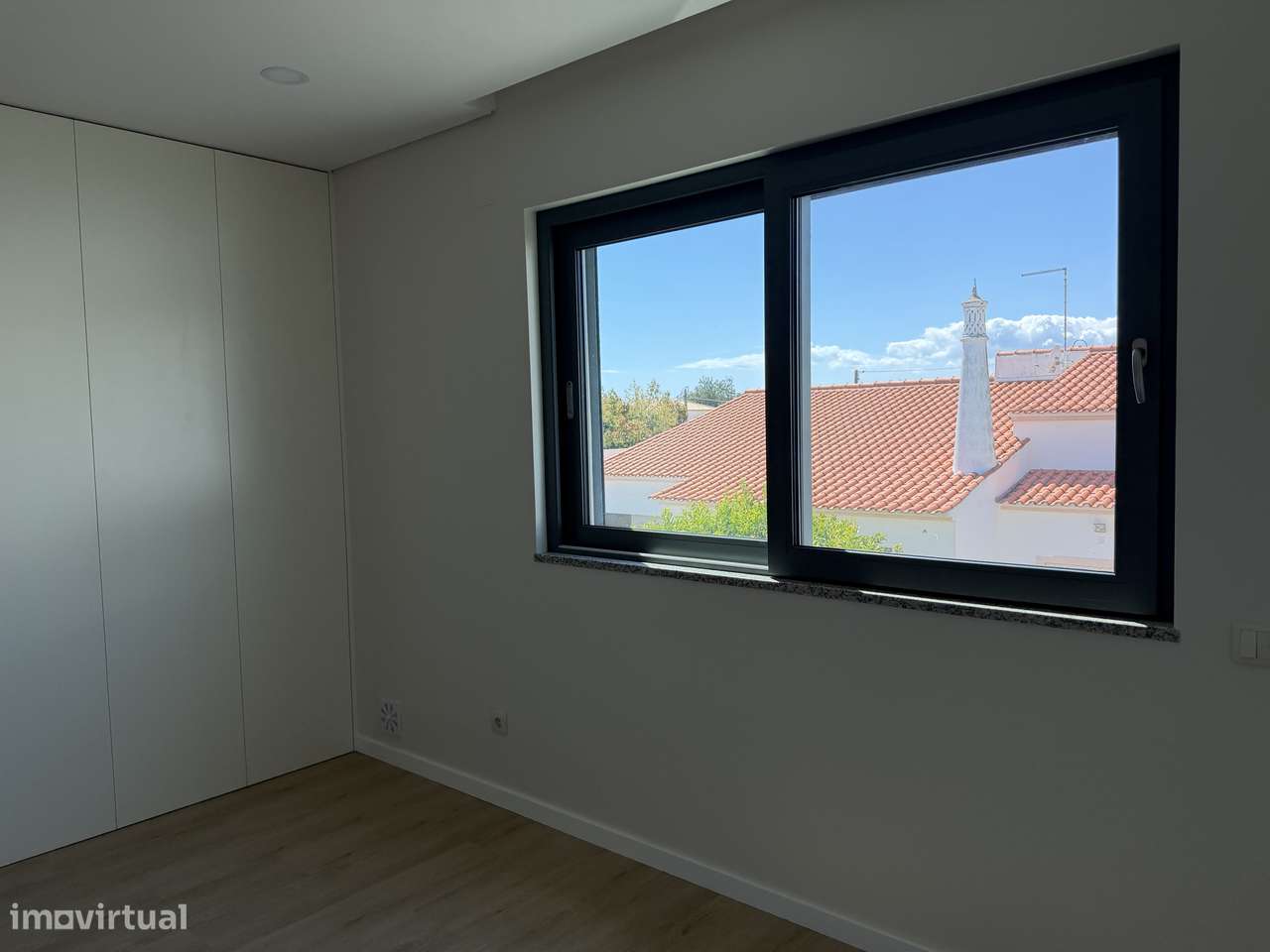 Moradia T4 com piscina, terraço e garagem em Ferreiras-18