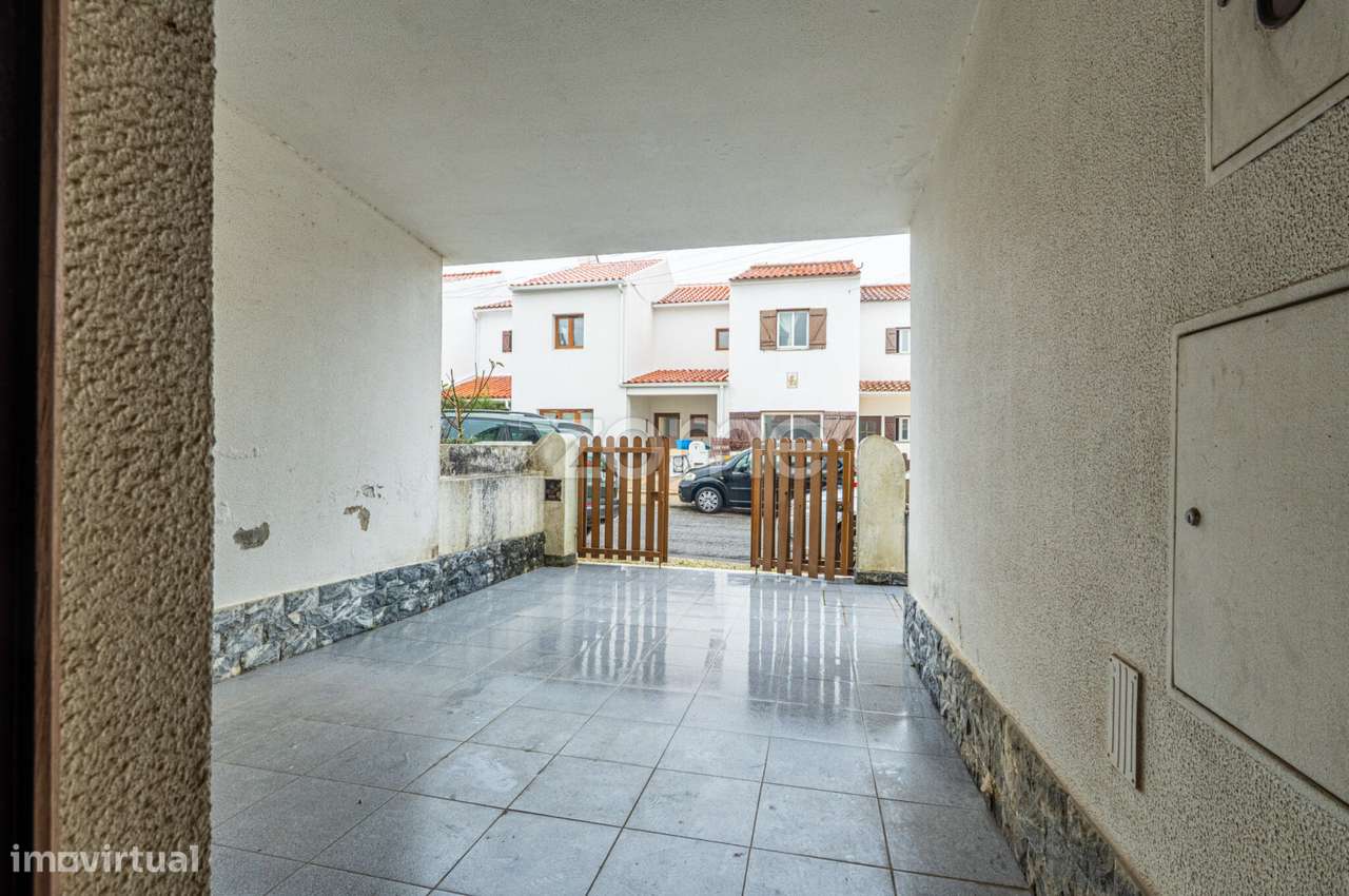 Moradia T3+1 em Manique de Cima a necessitar de acabamentos-9