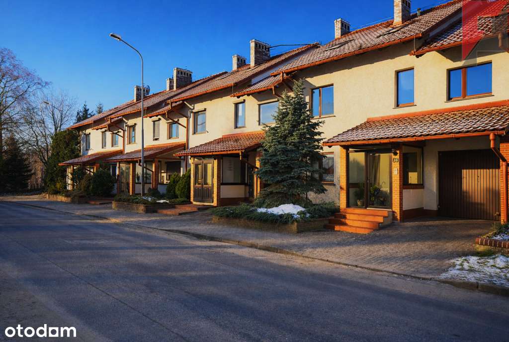 Piętrowy dom w  zabudowie szeregowej-0