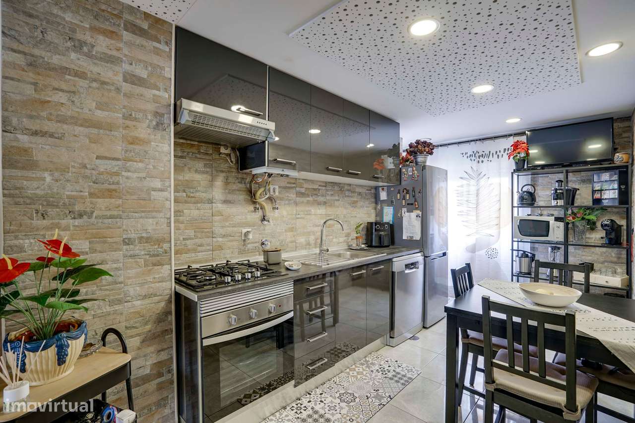 Apartamento para venda com 3 quartos em Camarate-3