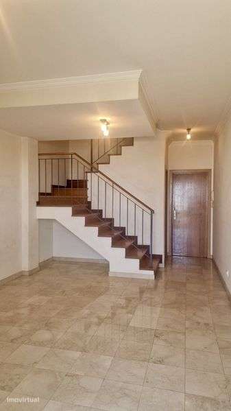 Moradia com sol todo o dia e vista mar parcial em Câmara de Lobos - Grande imagem: 5/8