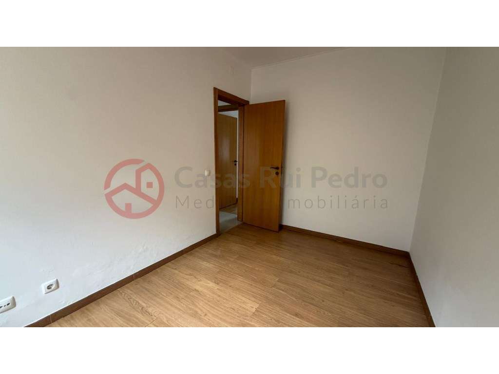 Apartamento T2 com logradouro e churrasqueira na Cova da Piedade, A...-19