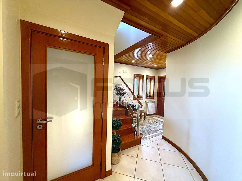 Espaçosa moradia T4 para venda em Esgueira-13